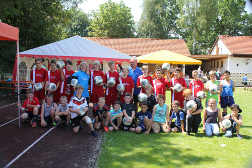 Uwe Boos von der Fahrschule 13 mit der E- und D-Jugend der SGM Krauchenwies/Hausen/Göggingen